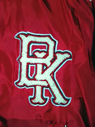 Chaqueta deportiva roja con logo BK