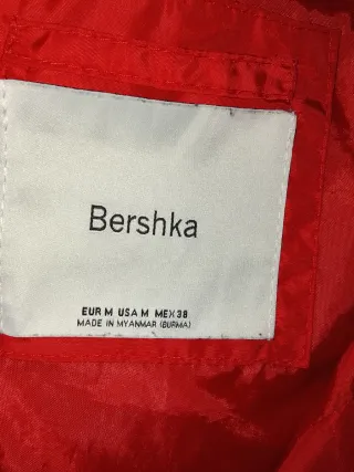 Chaqueta deportiva roja con logo BK