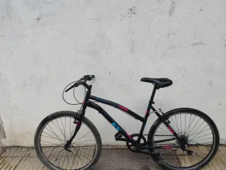Bicicleta negra con detalles fucsia y azul