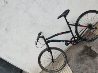 Bicicleta negra con detalles fucsia y azul