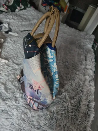 Bolso azul y blanco con estampado , mochila