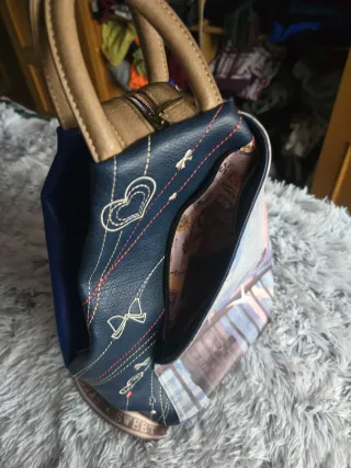 Bolso azul y blanco con estampado , mochila