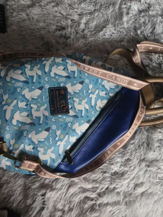 Bolso azul y blanco con estampado , mochila