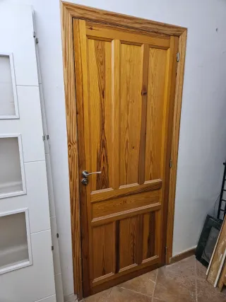 Puerta de madera con cerradura