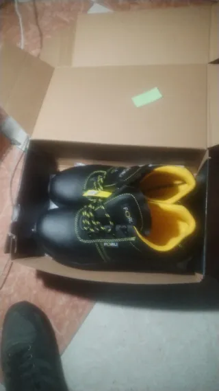 Zapatos de trabajo negros nuevos