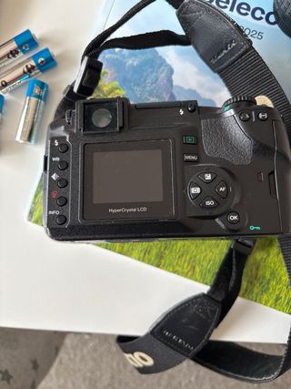 Fotocamera reflex Olympus con paraluce e tappo obiettivo