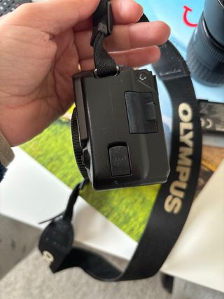 Fotocamera reflex Olympus con paraluce e tappo obiettivo