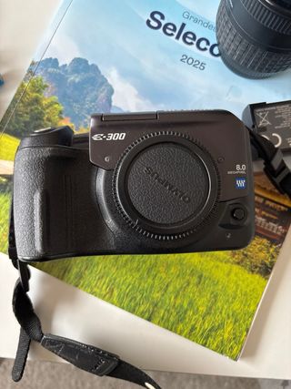 Fotocamera reflex Olympus con paraluce e tappo obiettivo