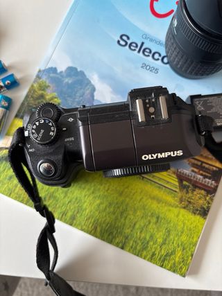 Fotocamera reflex Olympus con paraluce e tappo obiettivo