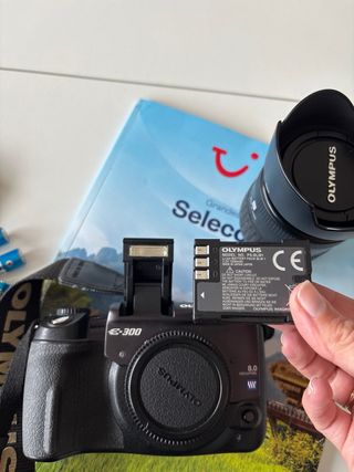 Fotocamera reflex Olympus con paraluce e tappo obiettivo