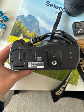 Fotocamera reflex Olympus con paraluce e tappo obiettivo