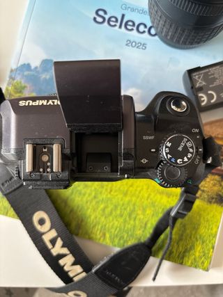 Fotocamera reflex Olympus con paraluce e tappo obiettivo