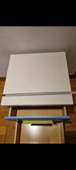 Cajonera blanca y ...de madera y plástico