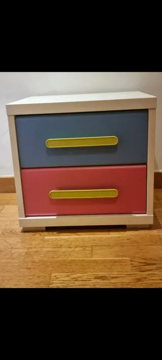 Cajonera blanca y ...de madera y plástico