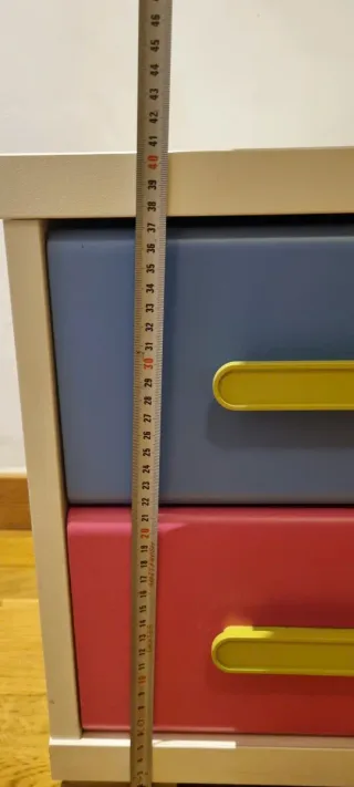 Cajonera blanca y ...de madera y plástico