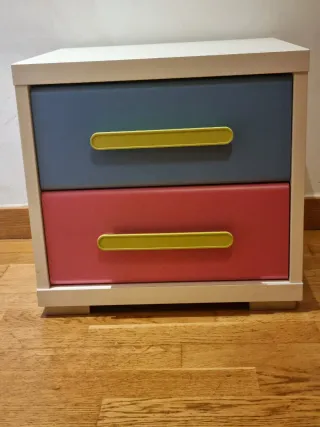 Cajonera blanca y ...de madera y plástico