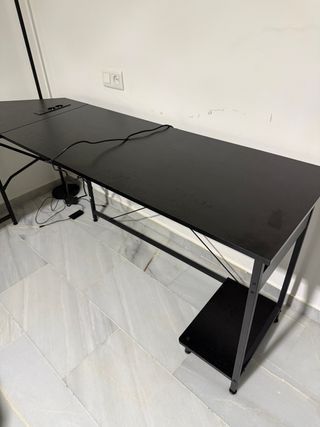 Escritorio esquinero con enchufe y USB