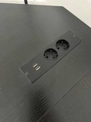 Escritorio esquinero con enchufe y USB