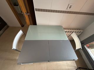 Mesa cristal y metal con 2 sillas