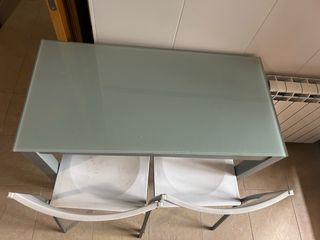 Mesa cristal y metal con 2 sillas