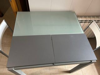 Mesa cristal y metal con 2 sillas