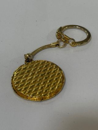 Llavero con moneda venezolana que parece de oro