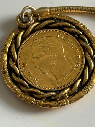 Llavero con moneda venezolana que parece de oro