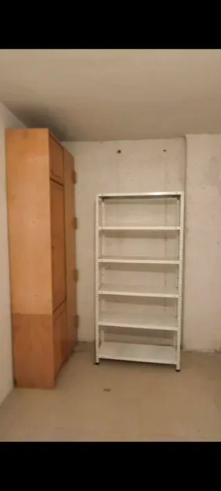 Muebles trastero: Armario y estantería gratis.