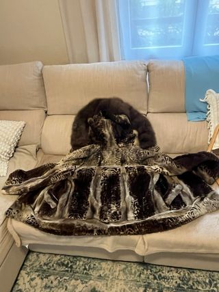 Abrigo de piel con capucha