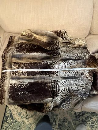 Abrigo de piel con capucha