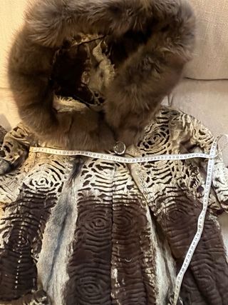 Abrigo de piel con capucha