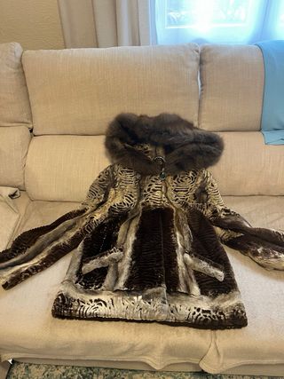 Abrigo de piel natural con capucha