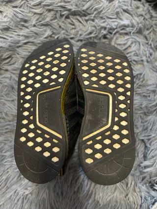 Zapatillas Adidas Negras y Doradas