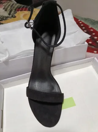 Tacones negros de tiras