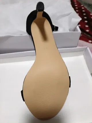 Tacones negros de tiras