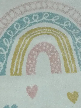 Alfombra infantil arcoíris y corazones