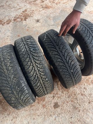 Llantas 15 con gomas Polo