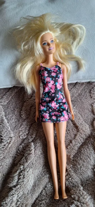 Muñeca Barbie con vestido floral
