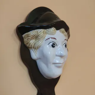 Percha Cara Cerámica Negra