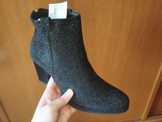 Botines negros brillantes con cremallera