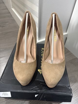 Zapatos de tacón beige con plataforma