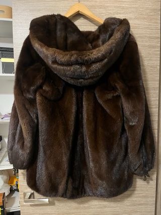 Abrigo de piel natural con capucha