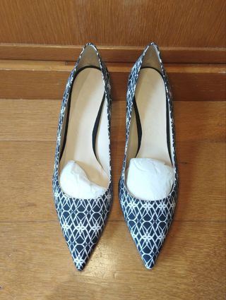 Zapatos de tacón estampados blanco y negro