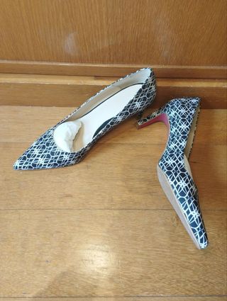 Zapatos de tacón estampados blanco y negro