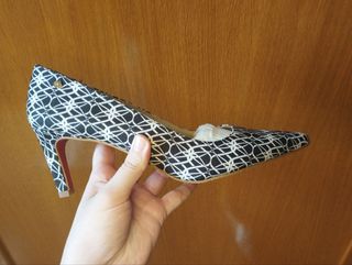 Zapatos de tacón estampados blanco y negro