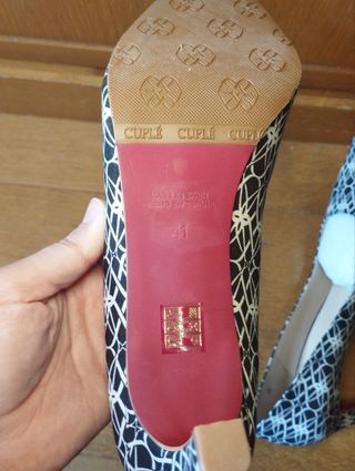 Zapatos de tacón estampados blanco y negro