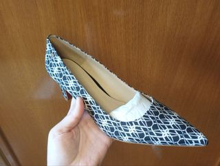 Zapatos de tacón estampados blanco y negro