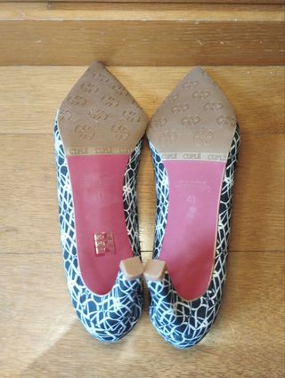 Zapatos de tacón estampados blanco y negro