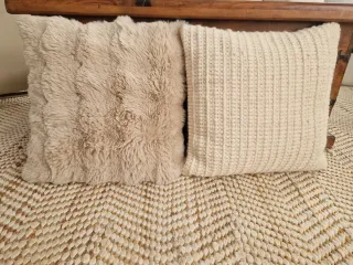 2 Cojines Decorativos Beige y Blanco