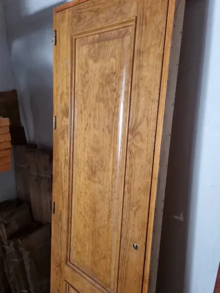 Puerta color Castaño con marco de madera